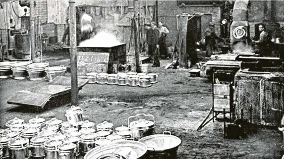  ?? Fotos: Sammlung Häußler ?? Foto von 1950: Verzinkere­i von Zeuna-stärker mit dampfendem Zinkbad.