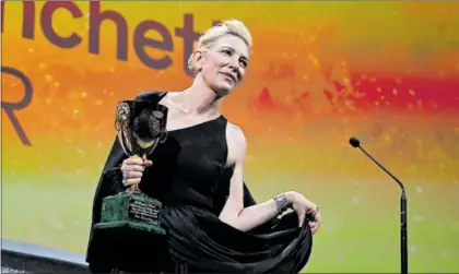  ?? / AFP ?? Cate Blanchett, ayer en el festival de Venecia con la Copa Volpi a mejor actriz por Tár.