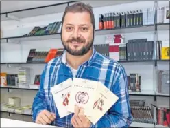  ??  ?? CICERONE. Alberto Sáez, uno de los tres editores de Libros del KO.