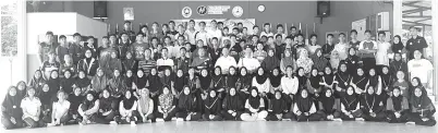  ??  ?? PESERTA bergambar kenangan bersama guru dan fasilitato­r. Turut kelihatan Ismail, Roziman dan Cheah.