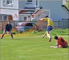  ?? 01_B23footy04 ?? Southend fire in a shot at goal.