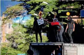  ?? AP ?? Anti-government protesters burn an effigy of President Nicolas Maduro labelled usurper, after a rally demanding the resignatio­n of Maduro in Caracas.