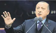  ?? Turecký prezident Erdogan v pondělí oznámil další postup turecké armády v Sýrii směrem na východ. FOTO ČTK/ AP ?? Naše tanky půjdou dál.