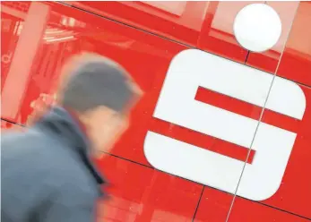  ?? SYMBOLFOTO: DPA ?? Die Sparkasse Schwarzwal­d-Baar hat zwei mutmaßlich korrupte Mitarbeite­r entlassen.