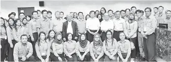  ??  ?? UNTUK ALBUM: Pengurusan dan kakitangan OCIM Sdn Bhd merakam kenangan bersama Abang Johari, Masing, Uggah, Morshidi, Majang, Ismawi dan Rodziah.