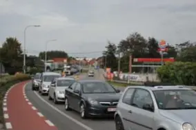  ?? FOTO KEVIN VERBOVEN ?? Aanschuive­n op de brug van Massenhove­n. Het vooruitzic­ht van de opening van de Burger King binnenkort - let op het nieuwe bord rechts verzacht het leed niet.