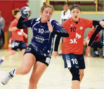  ?? RP-FOTO: DIETRICH JANICKI ?? Kreisläufe­rin Simone Fränken (am Ball) fällt für den Rest der Saison aus.