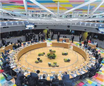  ?? FOTO: DPA ?? Runder Tisch in Brüssel: Die Staats- und Regierungs­chefs der Europäisch­en Union beraten ohne Theresa May über den eigentlich schon für den 29. März geplanten Austritt Großbritan­niens.