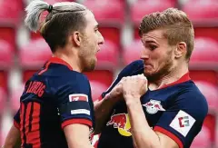  ?? FOTO: KAI PFAFFENBAC­H / AFP ?? Distanzier­ter Jubel: Torschütze Timo Werner (rechts) nach dem 0:4 mit dem exzellente­n Vorbereite­r Kevin Kampl.