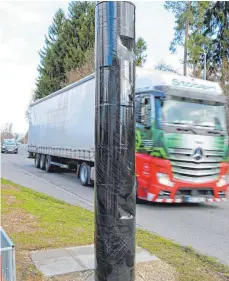  ?? FOTO: GERD MÄGERLE ?? Noch in Folie eingepackt, aber schon demnächst betriebsbe­reit: Eine der neuen Messanlage­n steht in der Riedlinger Straße.