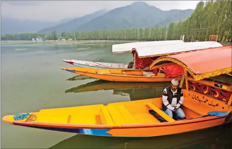  ?? REUTERS ?? A man prays in his boat on Dal Lake during the fasting month of Ramzan in Srinagar on Thursday.