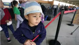  ?? Ap pHOTOS ?? RELEASED IN THE U.S.: Santiago Lopez Paz, 3, from Honduras, stands in a respite center hosted by a humanitari­an group after he and his family were released on Saturday in Brownsvill­e, Texas.