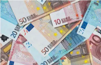 ?? FOTO: DPA ?? Banknoten von 50, 20 und zehn Euro liegen auf einem Haufen. Wer sein Kapital in Staats- oder Unternehme­nsanleihen anlegt, wird nicht zum Teilhaber sondern zum Gläubiger.