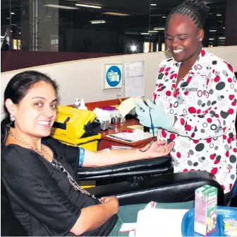  ??  ?? Enrolled Nurse Gugu Mthethwa assists donor Angelique Wright to make her valued blood donation on Thursday Dave Savides