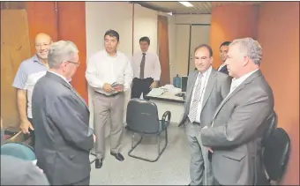  ??  ?? El taxista Arístides Morales y abogados (izq.), y Sergio Mura y sus letrados (Der.).