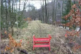  ?? FOTO: TORREY ENOKSEN ?? Lyngdal kommune har satt opp sperringer for å få forhindre at folk går på broen.