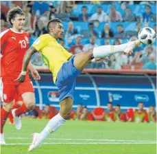  ?? FOTO: DPA ?? Gleich führt Brasilien: Paulinho (re.) schießt das Tor zum 0:1.