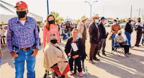  ??  ?? PERSONAS MAYORES de 60 años acudieron en los municipios de Julimes, Meoqui y Saucillo
