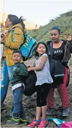  ??  ?? Niños acompañan a sus padres en la travesía