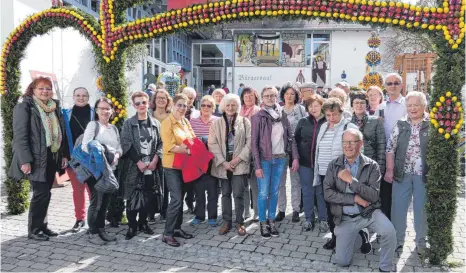  ?? FOTO: SUPPENKÜCH­E KLOSTERSTÜ­BLE ?? Die Suppenküch­e Klosterstü­ble besuchte den Osterbrunn­en in Oberstadio­n.