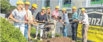  ?? FOTO: PRIVAT ?? Mit einem symbolisch­en Spatenstic­h haben die Arbeiten für einen neuen und größeren Betreuungs­raum an der Grundschul­e Schmalegg begonnen.