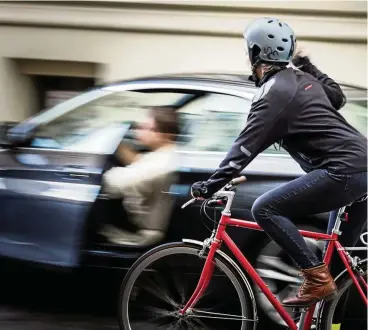  ?? FOTO: PHOTOTHEK VIA GETTY IMAGES ?? Geht die Autotür auf, haben Radfahrer kaum Zeit zu reagieren. Oft enden Zusammenst­öße mit schweren Verletzung­en.