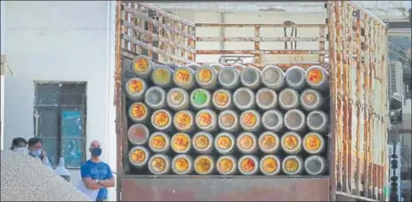  ?? HIMANSHU VYAS/HT PHOTO ?? A truckload of oxygen cylinders at Government Jaipuriya Hospital in Jaipur. Rajasthan is facing a shortage of oxygen amid a spurt in Covid cases.