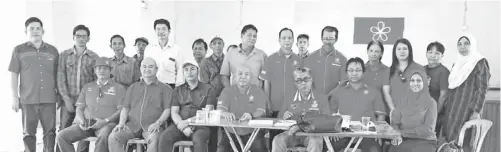  ??  ?? SEBAHAGIAN pemimpin penaja PPBM bersama Idris dan Zainal ketika mesyuarat di Kudat.