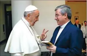  ?? Foto facilitada por el autor del libro ?? El Papa Francisco junto a Fernando Prado, el pasado mayo