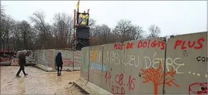  ??  ?? Guérite, cabanes habitées... Le bois Lejuc est occupé depuis plusieurs mois par des opposants au projet Cigéo. Il est devenu une « zone à défendre ».