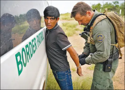  ?? MATT YORK / AP FILE (2022) ?? A Border Patrol agent removes handcuffs from a migrant apprehende­d Sept. 8 near Sasabe, Ariz. “From a (Border Patrol) agent’s point of view, in an agent’s field operations, literally nothing has changed,” with the new use-of-force policies, said Jenn Budd, a former Border Patrol agent turned detractor who wants to see the status quo altered.