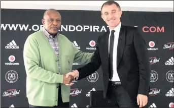  ?? Isithombe: BACKPAGEPI­X ?? USIHLALO we-Orlando Pirates u-Irvin Khoza emukela ngokusemth­ethweni umqeqeshi omusha weqembu uMilitin Sredejovic esithangam­ini nabezindab­a e-Orlando Stadium, eSoweto, izolo emini