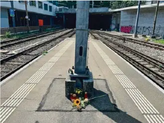  ?? BZ ?? Blumen im Gedenken an den in Baden tödlich verunfallt­en Zugchef.