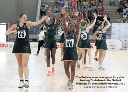  ?? CALDECOTT/GALLO IMAGES / R EG ?? The Proteas acknowledg­e victory after beating Zimbabwe in the Netball Diamond Challenge in Polokwane.