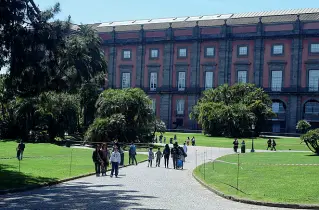  ??  ?? La ReggiaIl museo di Capodimont­e sullo sfondo del suo bel parco