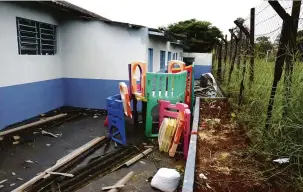  ?? Fotos: Gina Mardones ?? Telhado, calhas e brinquedos do parquinho foram destruídos; Defesa Civil prepara relatório sobre os prejuízos