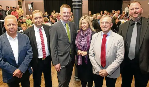  ?? FOTO: PETER RIECKE ?? Martin Steinbrück (FDP), Matthias Hey (SPD), Felix Kalbe (Bündnis /Grüne), Marion Rosin (CDU), Bernd Fundheller (Linke), Stephan Steinbrück (AfD) — so stellten sich am Montagaben­d die Kandidaten vor der Podiumsdis­kussion zum Gruppenbil­d und nahmen die Dame in die Mitte.