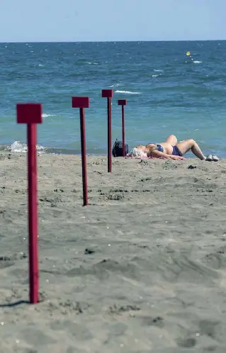  ?? (foto Benvegnù) ?? Sicurezza I pali segnaposto rossi (ma ce ne sono anche bianchi) sulle spiagge di Ostia