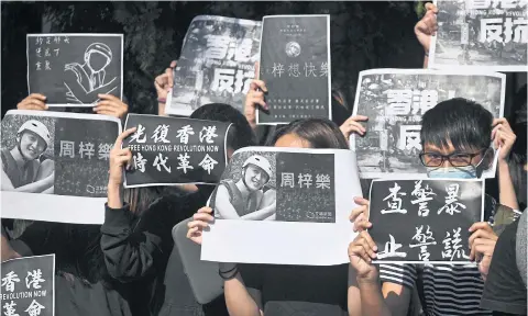  ?? AFP ?? Students of the Hong Kong University of Science and Technology participat­e in a march towards HKUST president Wei Shyy’s lodge in Hong Kong, yesterday, following the death of student Alex Chow, 22.