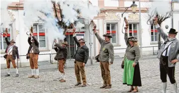  ??  ?? Salut schossen die Böllerschü­tzen auf dem Marktplatz zu Ehren der Gäste aus ganz Schwaben.