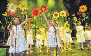  ?? FOTO: EUGEN KIENZLER ?? Mit Freude und Temperamen­t bei der Sache – Die Lerchenkin­der besingen den Sommer.