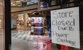  ?? MATT KEMPNER / MKEMPNER@AJC.COM ?? Several shops in the partially vacant Gwinnett Place mall in Duluth temporaril­y closed as the result of an apparent equipment problem that caused a loss of electricit­y for days.