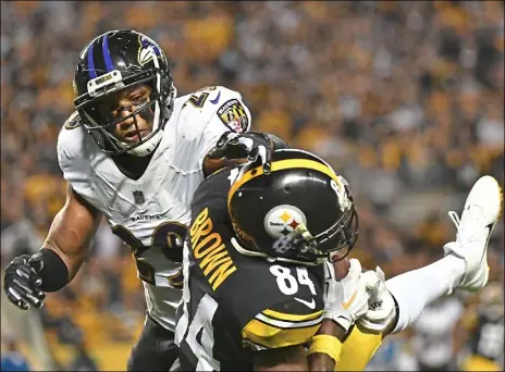  ?? Peter Diana/Post-Gazette ?? Steelers wide receiver Antonio Brown catches a 26-yard touchdown under heavy coverage from Ravens cornerback Marlon Humphrey in the first half Sunday night at Heinz Field. The 2-point conversion tied the score, 14-14.