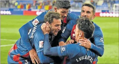  ?? ?? Los jugadores del Huesca celebran el segundo gol, obra de Elady Zorrilla.