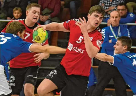  ?? Foto: Ernst Mayer ?? Die Entschloss­enheit im Blick: Michael Jahn und sein VfL Günzburg gehören in Landshut zu den Überraschu­ngen der diesjährig­en Bayernliga Saison. Im letzten Heimspiel des Jahres kann auch Vorjahres Vizemeiste­r Landshut meist nicht mithalten.