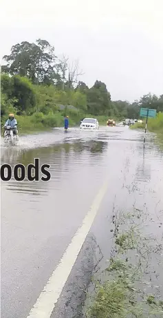  ??  ?? Vehicles attempt to go through the flooded Lukut/Penyulau road in Kanowit.