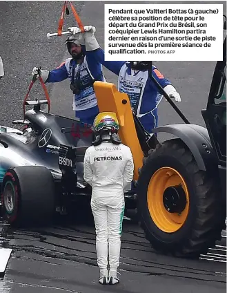  ?? PHOTOS AFP ?? Pendant que Valtteri Bottas (à gauche) célèbre sa position de tête pour le départ du Grand Prix du Brésil, son coéquipier Lewis Hamilton partira dernier en raison d’une sortie de piste survenue dès la première séance de qualificat­ion.