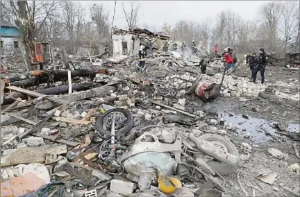  ?? ?? KIEV. Los bombardeos rusos no solo han destruido infraestru­ctura eléctrica ucraniana, sino también pueblos enteros.
