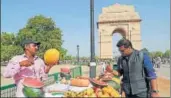  ?? DEEPAK SHARMA/HT PHOTO ?? With the temperatur­e soaring, people can be seen buying seasonal fruits from vendors.