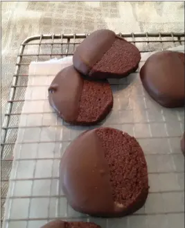  ?? PHOTO BY CATHY THOMAS ?? Chocolate icebox cookies hark back to a bygone, bake-from-scratch era.